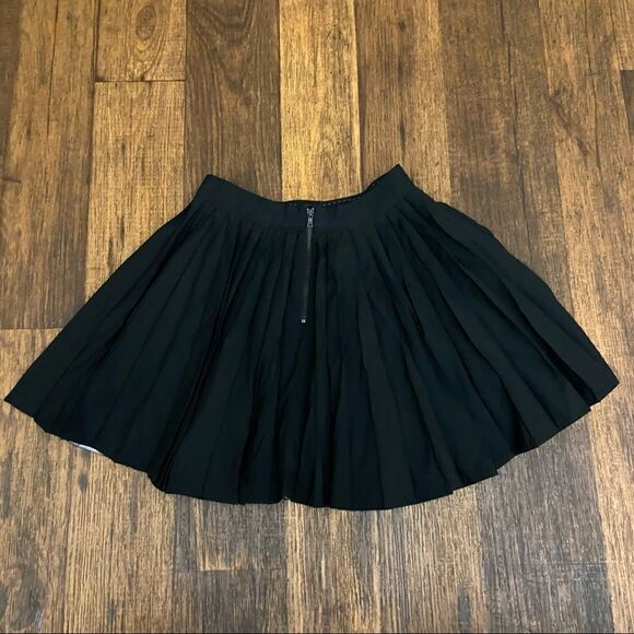 Alice + Olivia Black Pleated Mini Skirt Size27 - Picture 3 of 8
